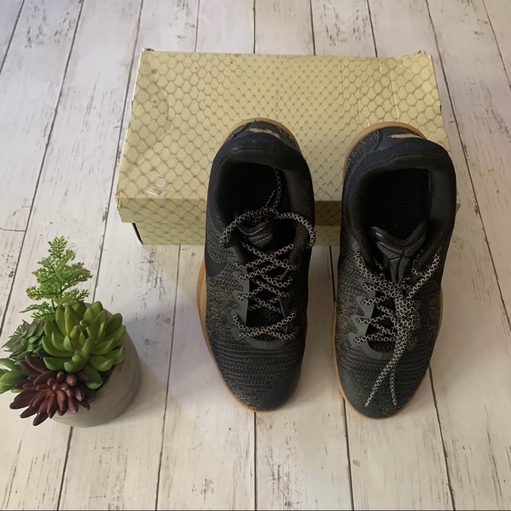 Shoes - Picture 2 of 9
